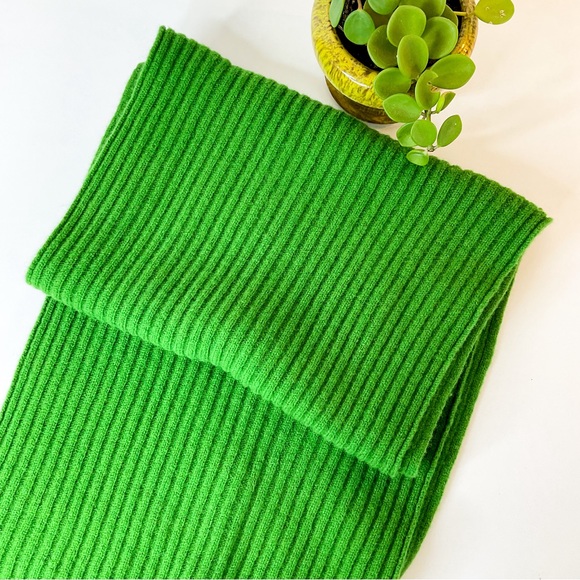 Accessories - Mcnealy Kelly Green Wool Ribbed Scarf In Excellent Condition